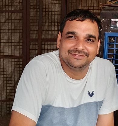 फोटो संख्या:-68 महेंद्रगढ़ सब्जी में प्याज बेचते हुए दुकानदार--संवाद फोटो संख्या:-68 महेंद्रगढ़ सब्जी में प्याज बेचते हुए दुकानदार--संवाद