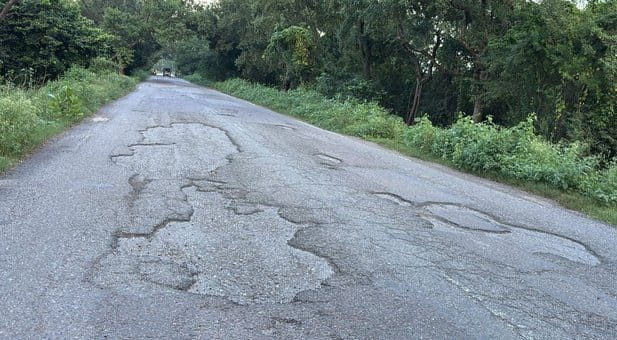 जोगापुर से विकास भवन को जोड़ने वाली मुख्य सड़क बदहाल। संवाद