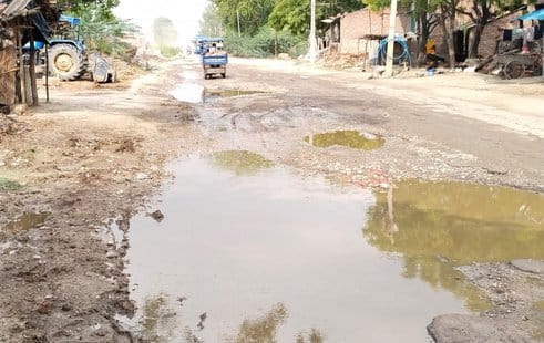 जोगापुर से विकास भवन को जोड़ने वाली मुख्य सड़क बदहाल। संवाद