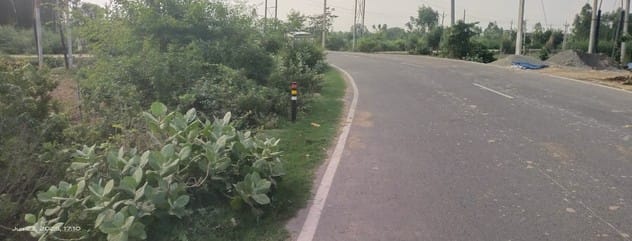 जैतीपुर-नवादा रोड पर बझेड़ा भगवानपुर के पास कई जगहों पर पहली बारिश में ही कटने लगी सड़क। संवाद जैतीपुर-नवादा रोड पर बझेड़ा भगवानपुर के पास कई जगहों पर पहली बारिश में ही कटने लगी सड़क। संवाद