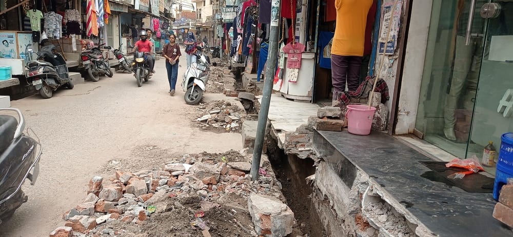 कुरुक्षेत्र। छोटा बाजार में रेंप तोड़े जाने के बाद नाले की सफाई करते श्रमिक। संवाद