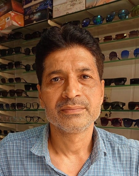कुरुक्षेत्र। छोटा बाजार में रेंप तोड़े जाने के बाद नाले की सफाई करते श्रमिक। संवाद