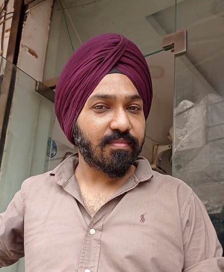 कुरुक्षेत्र। छोटा बाजार में रेंप तोड़े जाने के बाद नाले की सफाई करते श्रमिक। संवाद