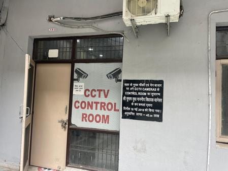 कुरुक्षेत्र। पुलिस लाइन के बाहर खराब होने के बाद लटकते सीसीटीवी कैमरे। संवाद