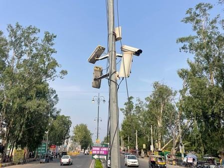 कुरुक्षेत्र। पुलिस लाइन के बाहर खराब होने के बाद लटकते सीसीटीवी कैमरे। संवाद