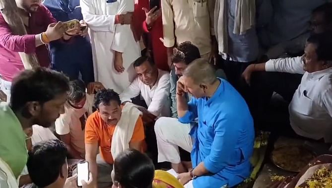 पीड़ित के घर जीतू पटवारी पीड़ित के घर जीतू पटवारी