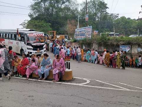 शिमला मटौर एनएच 103 पर भोटा के समीप लगा जाम। स्रोत: जागरूक पाठक