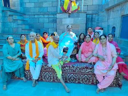 शिवपुरी धाम समताना में आयोजित साधान शिविर में जाप करते श्रद्धालु। स्रोत: कमेटी