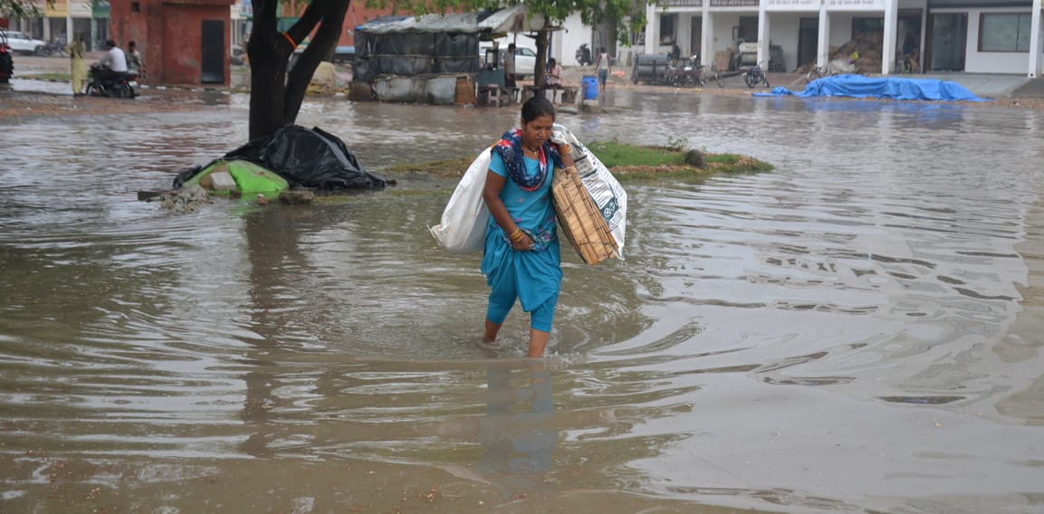 10.. ... नई अनाज मंडी में बारिश के पानी में पड़ी मक्का। संवाद 10.. ... नई अनाज मंडी में बारिश के पानी में पड़ी मक्का। संवाद
