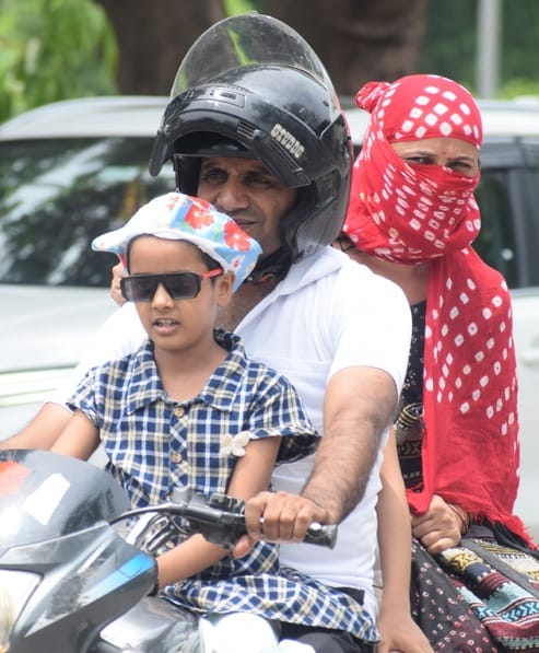 भीषण गर्मी के दौरान कमिश्नरी चौराहे से गुजरते लोग भीषण गर्मी के दौरान कमिश्नरी चौराहे से गुजरते लोग