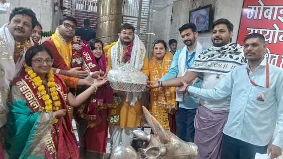बाबा महाकाल को छत्र चढ़ाया बाबा महाकाल को छत्र चढ़ाया