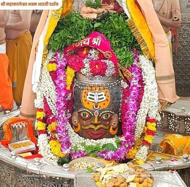 बाबा महाकाल को छत्र चढ़ाया बाबा महाकाल को छत्र चढ़ाया