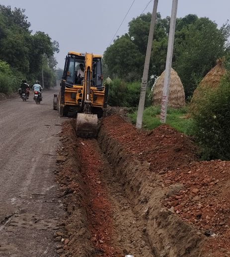 फाेटो 28- सोनीपत के गांव जगदीशपुर के पास रोड के नवीनीकरण को लेकर सड़क की लेयर उखाड़ती मशीन। संव