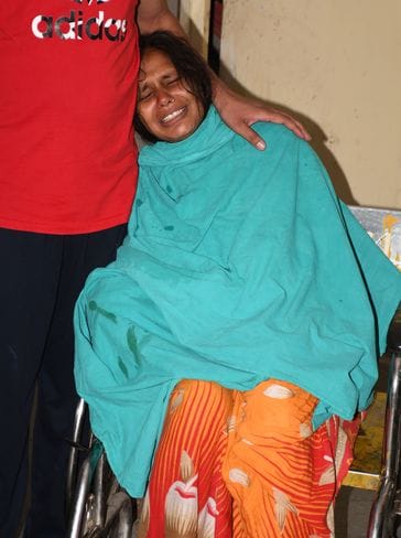 फायर ब्रिगेड कार्यालय के निकट हुए हादसे में पति, बच्चे और अन्य परिजनों को गंवाने के बाद रोती बि फायर ब्रिगेड कार्यालय के निकट हुए हादसे में पति, बच्चे और अन्य परिजनों को गंवाने के बाद रोती बि