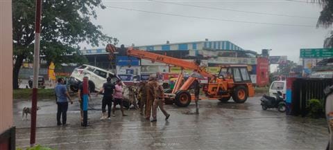 फायर ब्रिगेड कार्यालय के निकट हुए हादसे में पति, बच्चे और अन्य परिजनों को गंवाने के बाद रोती बि फायर ब्रिगेड कार्यालय के निकट हुए हादसे में पति, बच्चे और अन्य परिजनों को गंवाने के बाद रोती बि