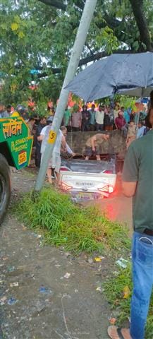 फायर ब्रिगेड कार्यालय के निकट हुए हादसे में पति, बच्चे और अन्य परिजनों को गंवाने के बाद रोती बि फायर ब्रिगेड कार्यालय के निकट हुए हादसे में पति, बच्चे और अन्य परिजनों को गंवाने के बाद रोती बि