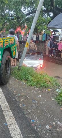 फायर ब्रिगेड कार्यालय के निकट हुए हादसे में पति, बच्चे और अन्य परिजनों को गंवाने के बाद रोती बि फायर ब्रिगेड कार्यालय के निकट हुए हादसे में पति, बच्चे और अन्य परिजनों को गंवाने के बाद रोती बि