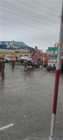 फायर ब्रिगेड कार्यालय के निकट हुए हादसे में पति, बच्चे और अन्य परिजनों को गंवाने के बाद रोती बि फायर ब्रिगेड कार्यालय के निकट हुए हादसे में पति, बच्चे और अन्य परिजनों को गंवाने के बाद रोती बि