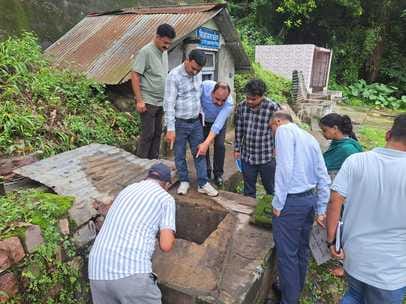 ग्राम पंचायत दाड़ला के तीन गांवों में डायरिया के मामले आने के बाद प्रभावित क्षेत्रों में पहुंचे