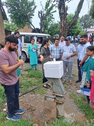 ग्राम पंचायत दाड़ला के तीन गांवों में डायरिया के मामले आने के बाद प्रभावित क्षेत्रों में पहुंचे