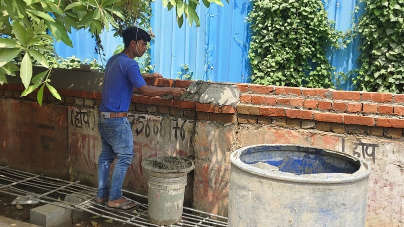 जिला अस्पताल परिसर में बन रहे मेडिकल कॉलेज भवन की फर्श का कार्य भी दिख रहा बाकी। संवाद