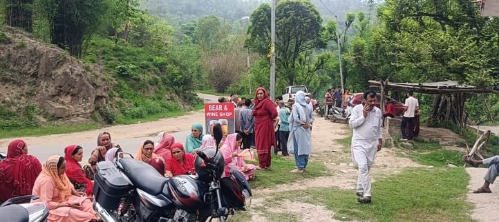 झंडूता के बरड़ गांव में ठेके के विरोध में उतरी महिलाओं से बातचीत करते पुलिस अधिकारी। संवाद झंडूता के बरड़ गांव में ठेके के विरोध में उतरी महिलाओं से बातचीत करते पुलिस अधिकारी। संवाद