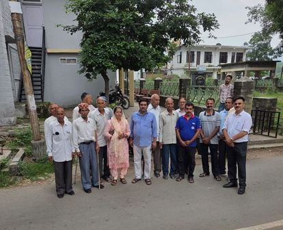झंडूता के बरड़ गांव में ठेके के विरोध में उतरी महिलाओं से बातचीत करते पुलिस अधिकारी। संवाद झंडूता के बरड़ गांव में ठेके के विरोध में उतरी महिलाओं से बातचीत करते पुलिस अधिकारी। संवाद