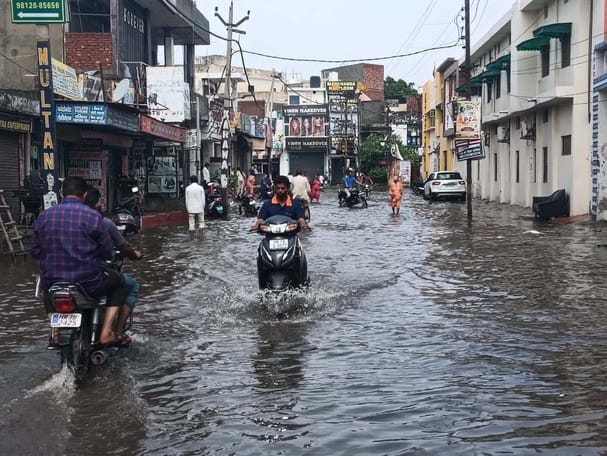 कुरुक्षेत्र। ब्रह्मसरोवर से अर्जुन चौक की तरफ जाने वाली सड़क पर भरा बारिश का पानी। संवाद कुरुक्षेत्र। ब्रह्मसरोवर से अर्जुन चौक की तरफ जाने वाली सड़क पर भरा बारिश का पानी। संवाद