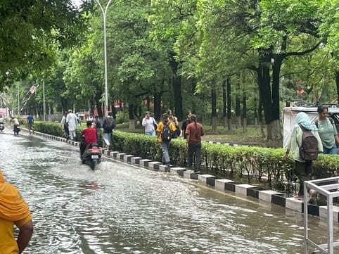 कुरुक्षेत्र। ब्रह्मसरोवर से अर्जुन चौक की तरफ जाने वाली सड़क पर भरा बारिश का पानी। संवाद कुरुक्षेत्र। ब्रह्मसरोवर से अर्जुन चौक की तरफ जाने वाली सड़क पर भरा बारिश का पानी। संवाद