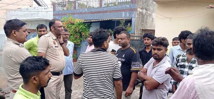 कुरुक्षेत्र। गुस्साए टिप्पर चालकों द्वारा आरोपी युवक के घर के बाहर खाली किया कचरे से भरा टिप्पर