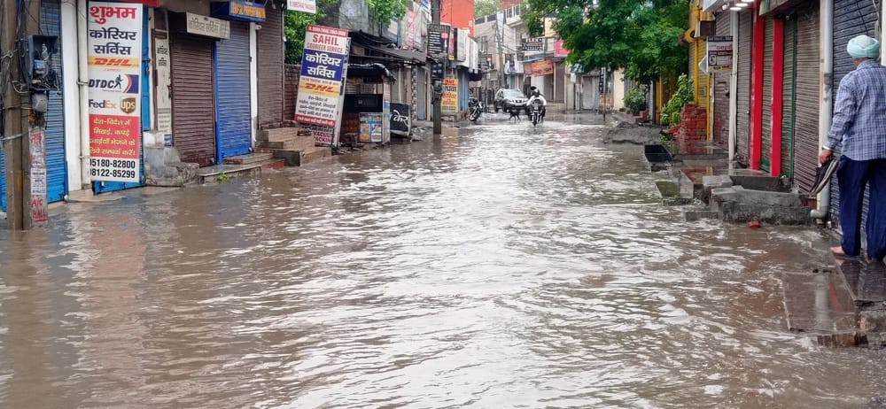 कुरुक्षेत्र। सुबह के समय हुई बारिश के चलते जलमग्न हुआ सेक्टर 17 । संवाद कुरुक्षेत्र। सुबह के समय हुई बारिश के चलते जलमग्न हुआ सेक्टर 17 । संवाद