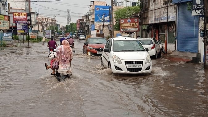कुरुक्षेत्र। सुबह के समय हुई बारिश के चलते जलमग्न हुआ सेक्टर 17 । संवाद कुरुक्षेत्र। सुबह के समय हुई बारिश के चलते जलमग्न हुआ सेक्टर 17 । संवाद