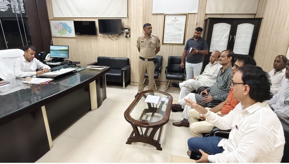 महम में गाद से भरे नाले व खड़ी जेसीबी। संवाद महम में गाद से भरे नाले व खड़ी जेसीबी। संवाद