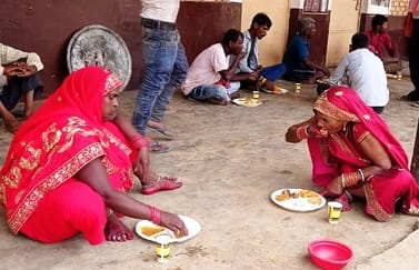 मीरानपुर कटरा में आयोजित मुख्यमंत्री सामुहिक विवाह कार्यक्रम में वर को माला पहनाती वधू। संवाद मीरानपुर कटरा में आयोजित मुख्यमंत्री सामुहिक विवाह कार्यक्रम में वर को माला पहनाती वधू। संवाद