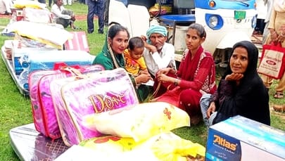 मीरानपुर कटरा में आयोजित मुख्यमंत्री सामुहिक विवाह कार्यक्रम में वर को माला पहनाती वधू। संवाद मीरानपुर कटरा में आयोजित मुख्यमंत्री सामुहिक विवाह कार्यक्रम में वर को माला पहनाती वधू। संवाद