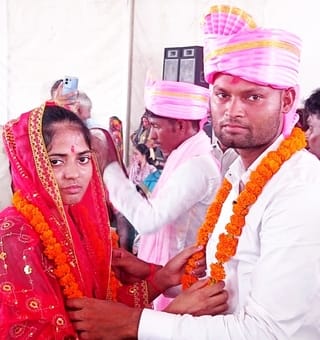 मीरानपुर कटरा में आयोजित मुख्यमंत्री सामुहिक विवाह कार्यक्रम में वर को माला पहनाती वधू। संवाद मीरानपुर कटरा में आयोजित मुख्यमंत्री सामुहिक विवाह कार्यक्रम में वर को माला पहनाती वधू। संवाद