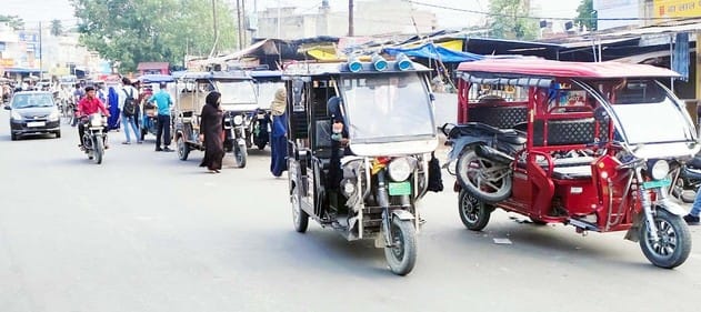 पुवायां सीएचसी पर रोती मुड़िया कुर्मियात के बसंत के परिवार की महिलाएं। संवाद पुवायां सीएचसी पर रोती मुड़िया कुर्मियात के बसंत के परिवार की महिलाएं। संवाद