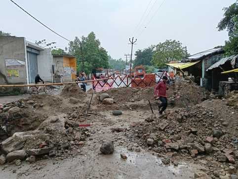 शहर में छातरी चौराहे के पास हुए जलभराव से गुजरते साइकिल और बाइक सवार संवाद शहर में छातरी चौराहे के पास हुए जलभराव से गुजरते साइकिल और बाइक सवार संवाद