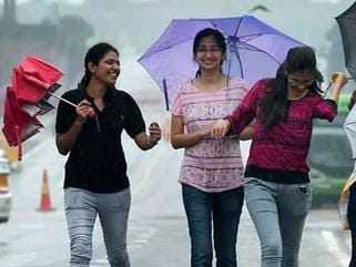 शामली एमएसके रोड पर बारिश में जाते वाहन । संवाद