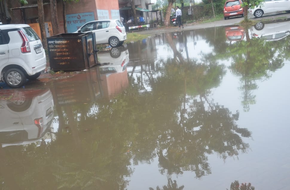 शामली एमएसके रोड पर बारिश में जाते वाहन । संवाद