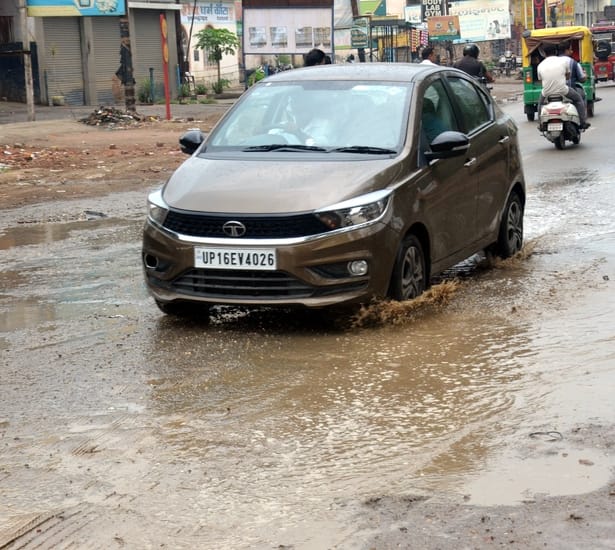 शामली एमएसके रोड पर बारिश में जाते वाहन । संवाद