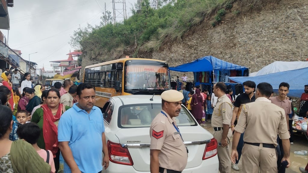 टौणी देवी में एक दिवसीय मेले में पहुंचे लोग। संवाद