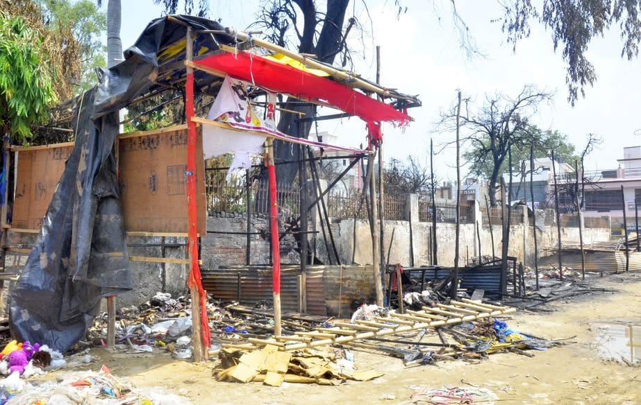 दुकानें जलने के बाद मायूस बैठे दुकानदार। संवाद दुकानें जलने के बाद मायूस बैठे दुकानदार। संवाद