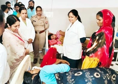 विकास भवन सभागार में महिला की समस्या सुनतीं राज्य महिला आयोग की सदस्य सुजीता कुमारी। संवाद