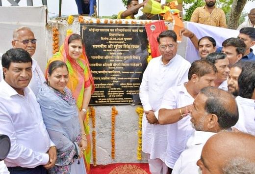 विकास कार्यों का लोकार्पण एवं शिलान्यास करते जल संसाधन मंत्री  सुरेश सिंह रावत। फ़ोटो - अमर उजाल