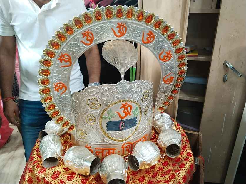 बाबा महाकाल को अर्पित किए लाखों के आभूषण