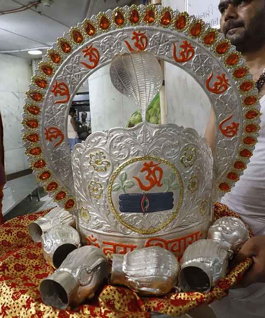 बाबा महाकाल को अर्पित किए लाखों के आभूषण