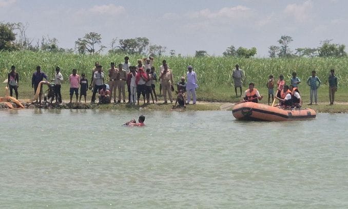 बाढ़ पीड़ित को ले जाते स्वास्थ्य कर्मी-संवाद बाढ़ पीड़ित को ले जाते स्वास्थ्य कर्मी-संवाद