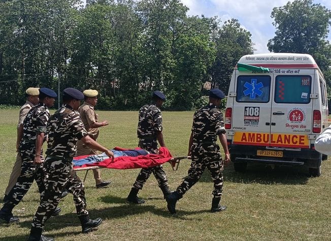 बाढ़ पीड़ित को ले जाते स्वास्थ्य कर्मी-संवाद बाढ़ पीड़ित को ले जाते स्वास्थ्य कर्मी-संवाद