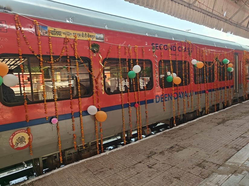 हरी झंडी दिखाकर ट्रेन को किया रवाना